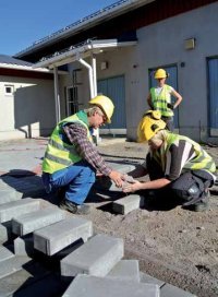 Oopiskelijat rakentavat harkoista reunuksia opintoihinsa liittyen.