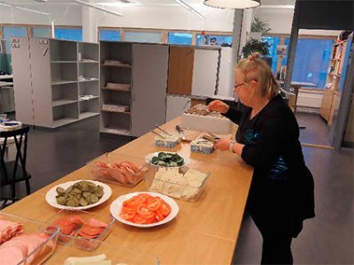 Annika Olo kattaa aamupalapöytää.