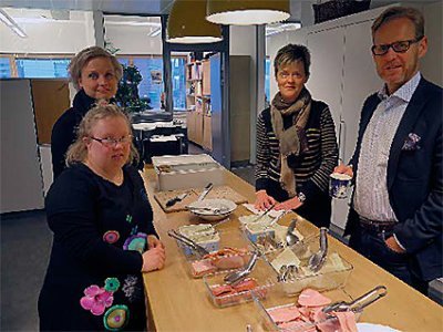 Annika Olo, Heidi Jämsä, Marjaana Kothari ja Jyrki Keinänen aamiaispöydän ääressä.