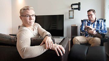 Henri Salmio ja Thomas Iraqi, joka on kohdannut ystävänsä myös vaikeina hetkinä. Henri Salmio ja Thomas Iraqi istuvat olohuoneessa.