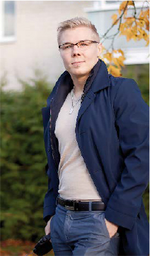 Henri Salmio rakennuksen edessä ulkona.