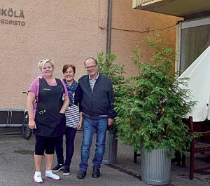 Anna Stina Leino (vas) suoritti opiskeluihinsa liittyvän työssäoppimisjakson Jyränkölässä, josta sai myöhemmin vakituisen työpaikan. Kuvassa keskellä on Kati Hämäläinen Jyränkölän Setlementistä ja oikealla elinkeinoneuvoja Seppo Laakso Hartolan kunnasta.