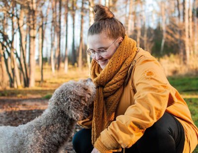 Suvi Ahoja ja Vuokko-koira syksyisessä maisemassa.