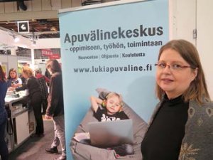 Heli Turja Apuvälinekeskuksen messuosstolla.