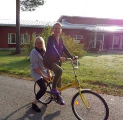 Sosiaaliohjaajat Senja Asikainen ja Sanna Hamunen pyöräilemässä.