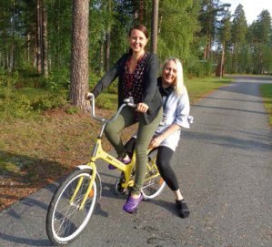 Sosiaaliohjaajat Senja Asikainen ja Sanna Hamunen polkupyörällä.