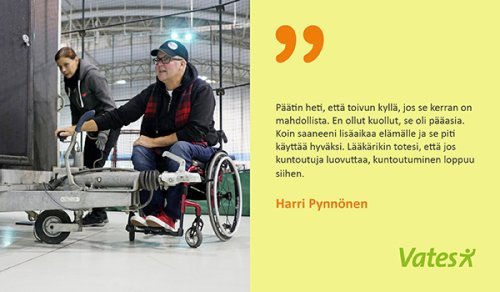 Harri Pynnönen pyörätuolissa yrityksensä tiloissa.