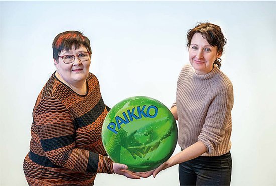Sanna Uusitalo ja Kaisa Peuha käsissään vihreä suuri pallo, jossa sinisillä kirjaimilla PAIKKO-sana.