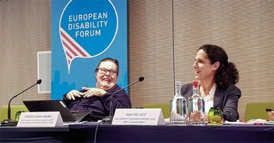 Pirkko Mahlamäki ja Euroopan vammaisfoorumin varapuheenjohtaja Ana Pelaez kokousta johtamassa.