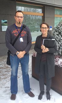 Ville Maanavilja ja Anna Pärtty ulkona toimistorakennuksen edessä.