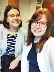 Kirjoittajat Meeri Riihelä ja Tuuli Riisalo hymyilevät iloisessa yhteiskuvassa.