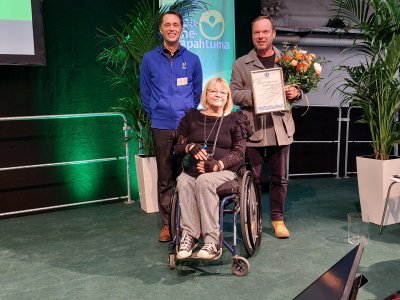 Invalidiliiton toimitusjohtaja Janne Juvakka(vas.), viestintäjohtaja Sinikka Rantala ja Suomen Paralympiakomitean projektipäällikkö Petri Rissaselle Esteettömyyden edistäjä -palkinnon luovutustilaisuudessa 9.11.2023