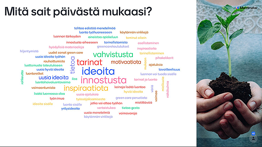 Kuvassa kädet, jotka pitelevät tainta, erivärisiä sanoja - ideoita, innostusta, tarinat jne.