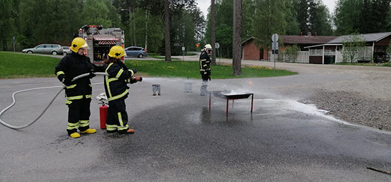 Työnseurajat pääsivät kokeilemaan sammutusta Pohjois-Karjalan pelastuslaitoksella..