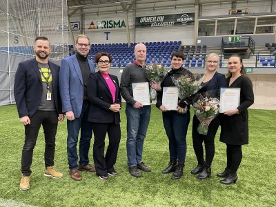 Aki Ruotsala, Tomi Kohtanen ja Tuula Sundberg jakoivat kunniakirjat. Vastaanottamassa Joakim Petersen-Dryggve, Riikku Group, Pia Sissala, PowerPark/Lillbacka Powerco sekä Jenniina Koivisto ja Annika Puroaho, Hopea-Puro.