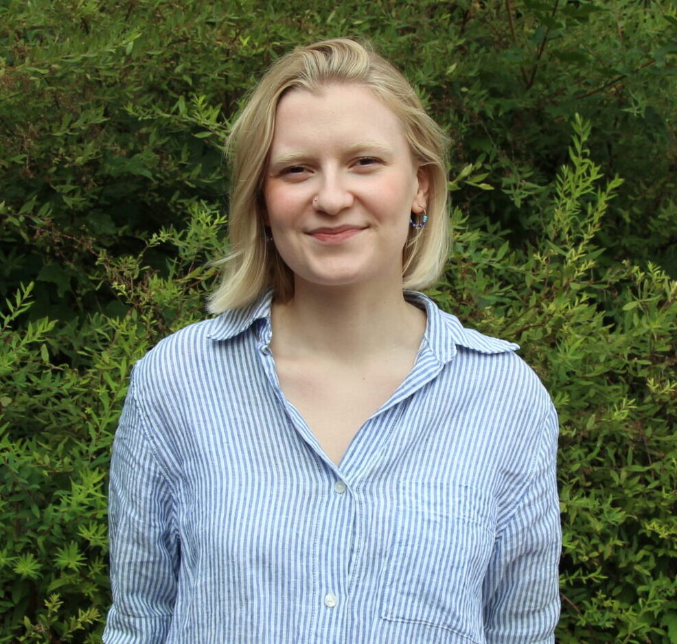 Vaaleahiuksinen raita-paitainen