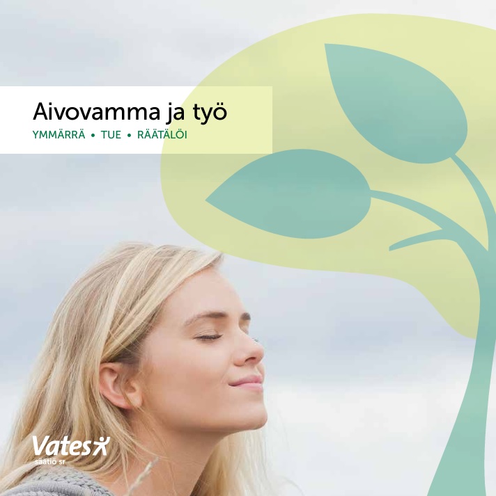 Vaaleahiuksisen nuoren naisen kasvot, silmät kiinni, miettivän näköisenä, vaalean sininen tausta, Aivoliiton logopuu. 