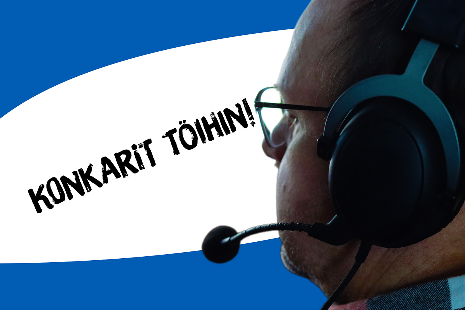 Mies katsoo headset päässä Konkarit Töihin-logoa