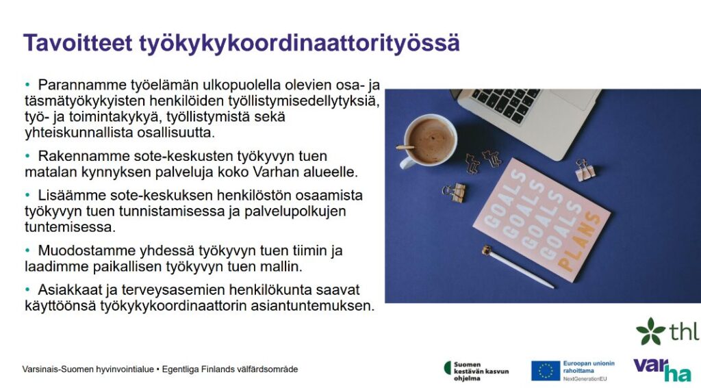 Esityksen dia, aiheena Tavoitteet työkykykoordinaattorityössä. Kuvituskuvana kahvikuppi, kirja ja läppäri.