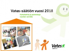 Vuosikirjan kansi, jossa neljä kuvaa vuoden 2018 varrelta. Kuvissa saadaan palkinto, ollaan kokouksissa ja työpajoissa.