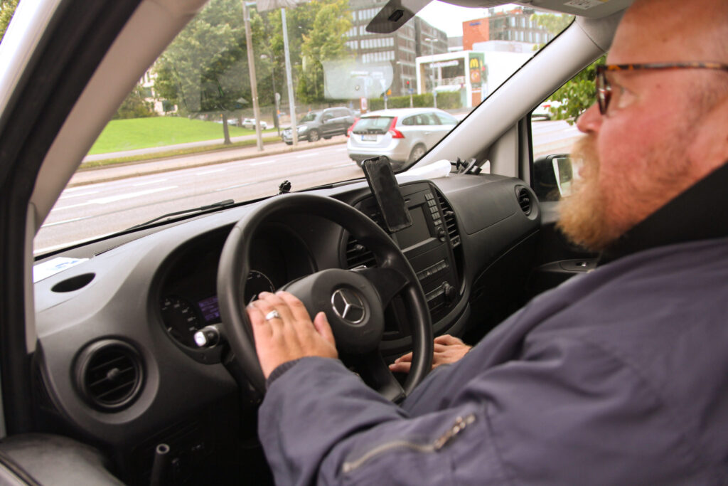 Riku Laurila ajaa Helsingissä sähköpakettiautoaan. Hän tuntee olevansa liikenteessä tasa-arvoinen muiden kanssa.