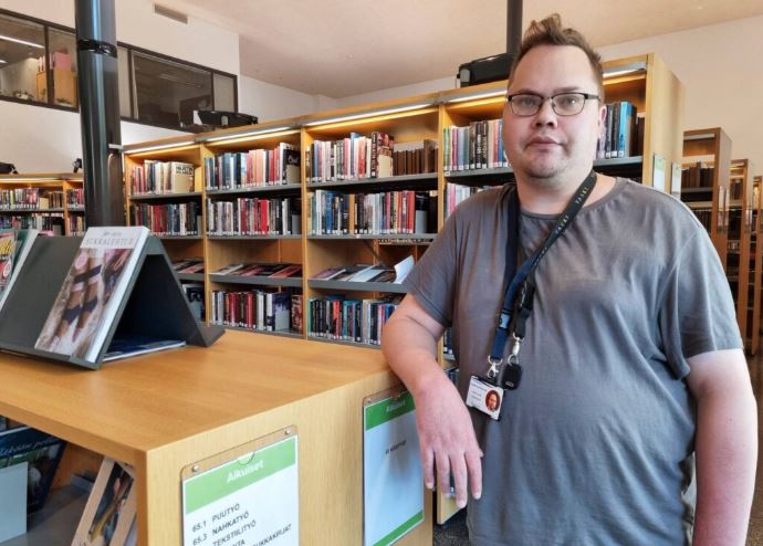 Vaahteralehti seisoo rennosti kirjastossa