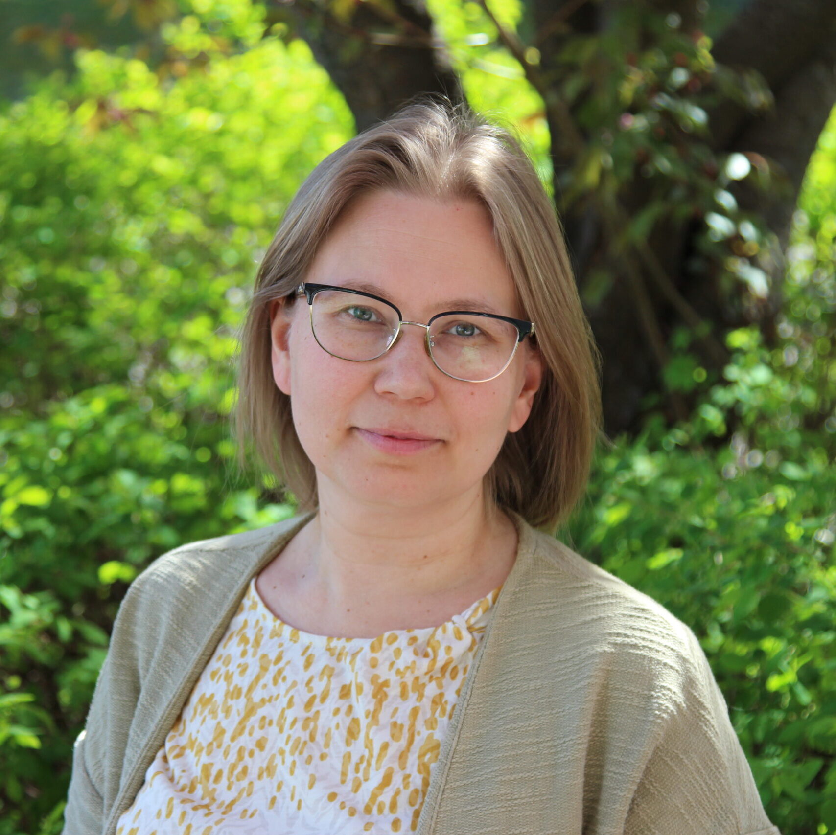 Henkilökuva vehreällä taustalla.