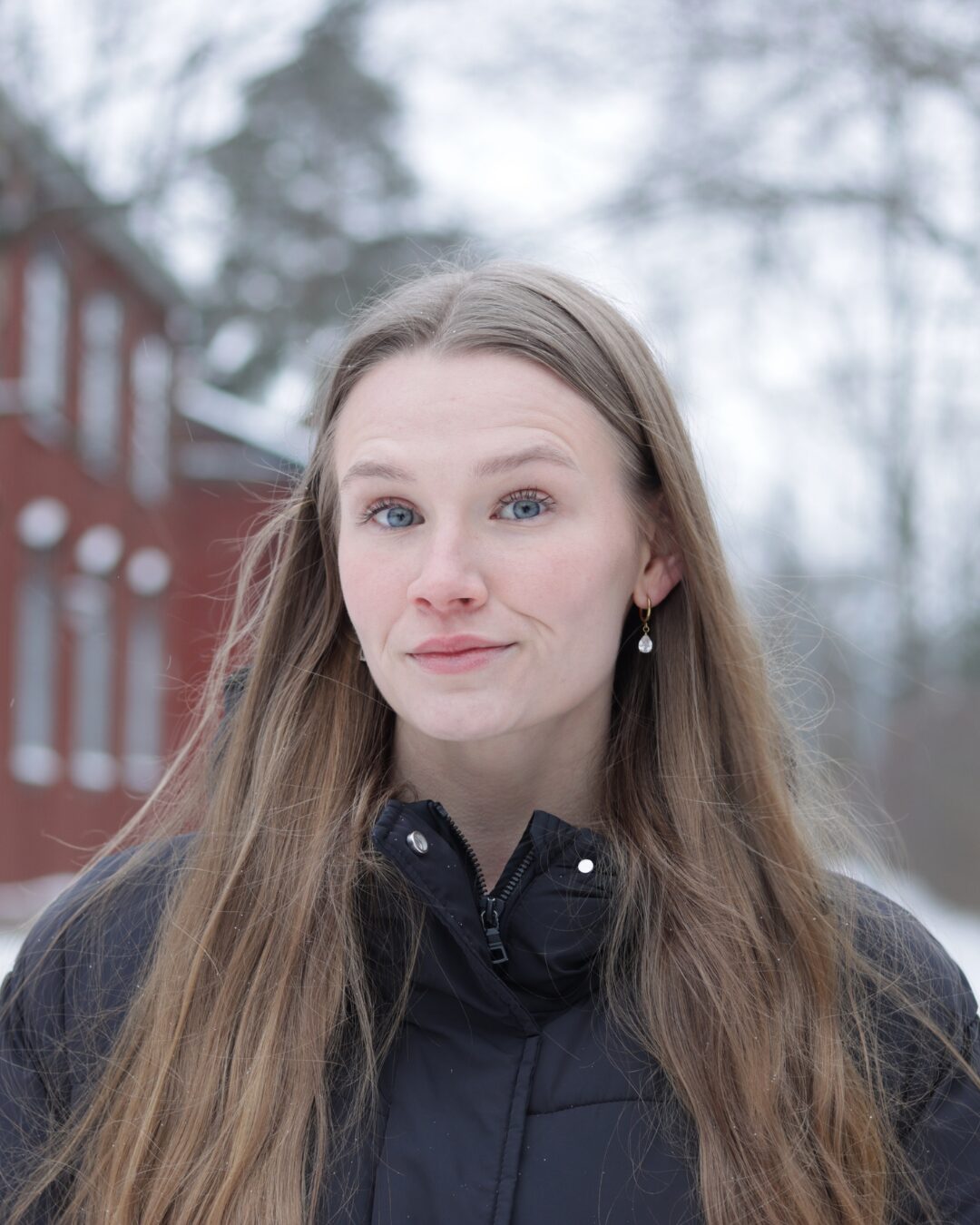 Vaaleahiuksinen nainen hymyilee