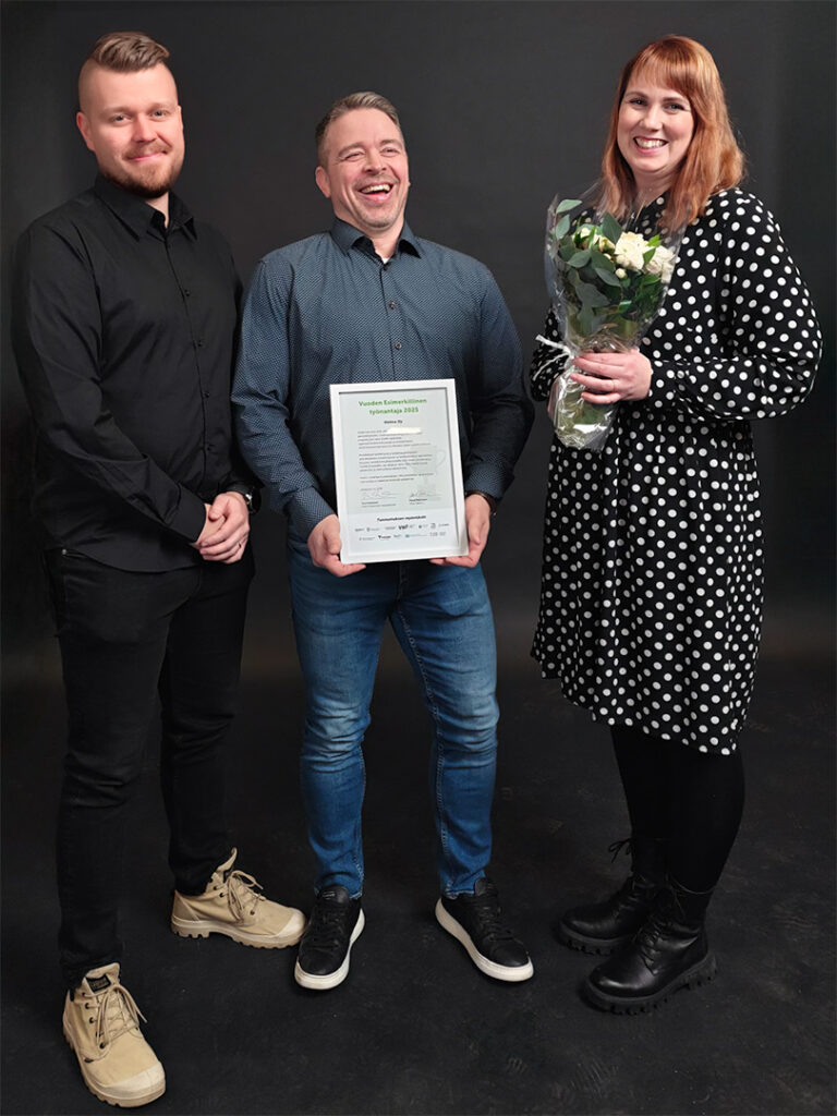 Kolme Kotico OY:ä edustavaa henkilöä poseeraa iloisina, kaksi miestä ja punahiuksinen nainen,. Naisella on kukat kädessä,, keskellä miehellä diplomi kädessä. 