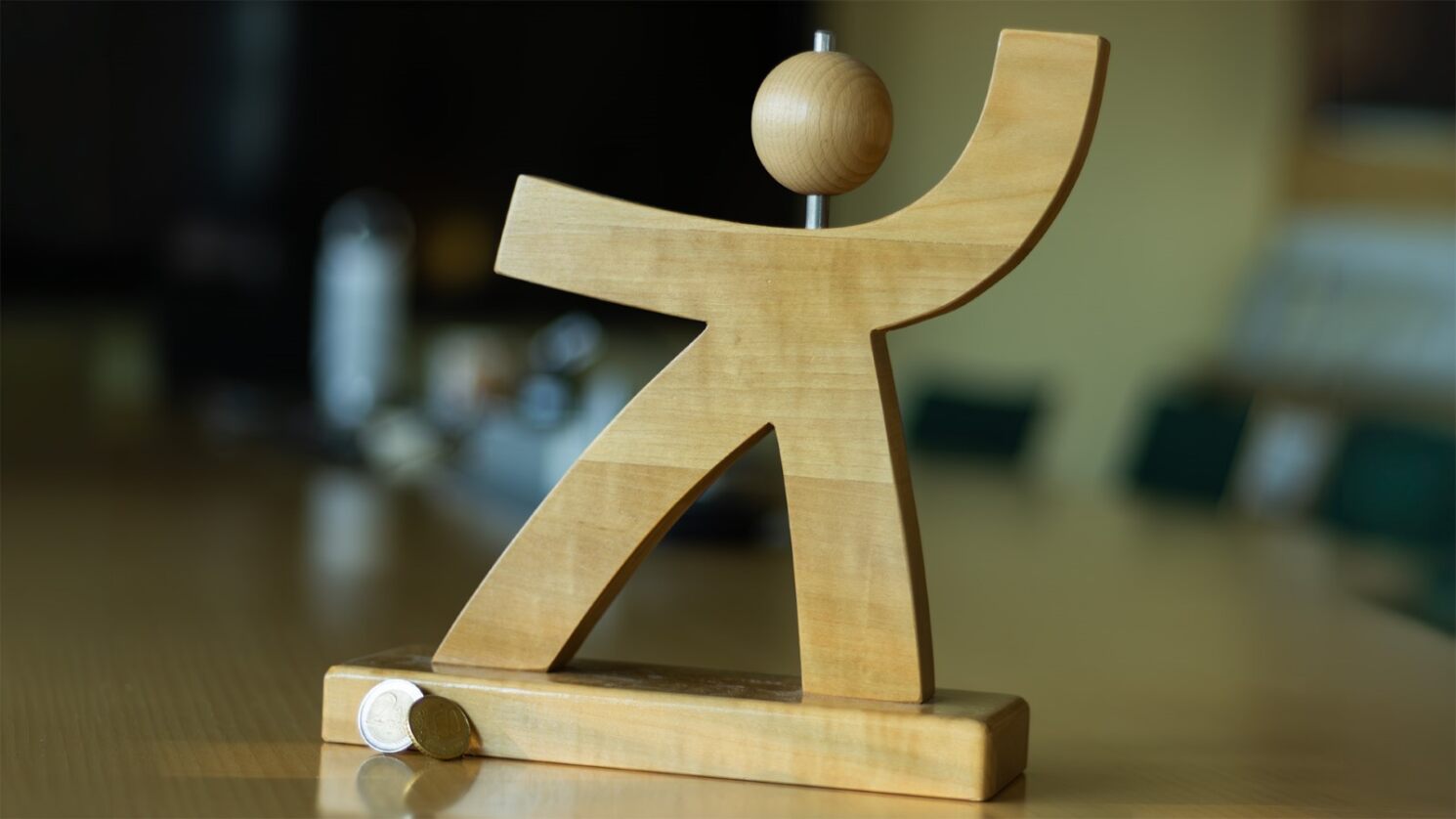 Vates-puuhahmo pöydällä.