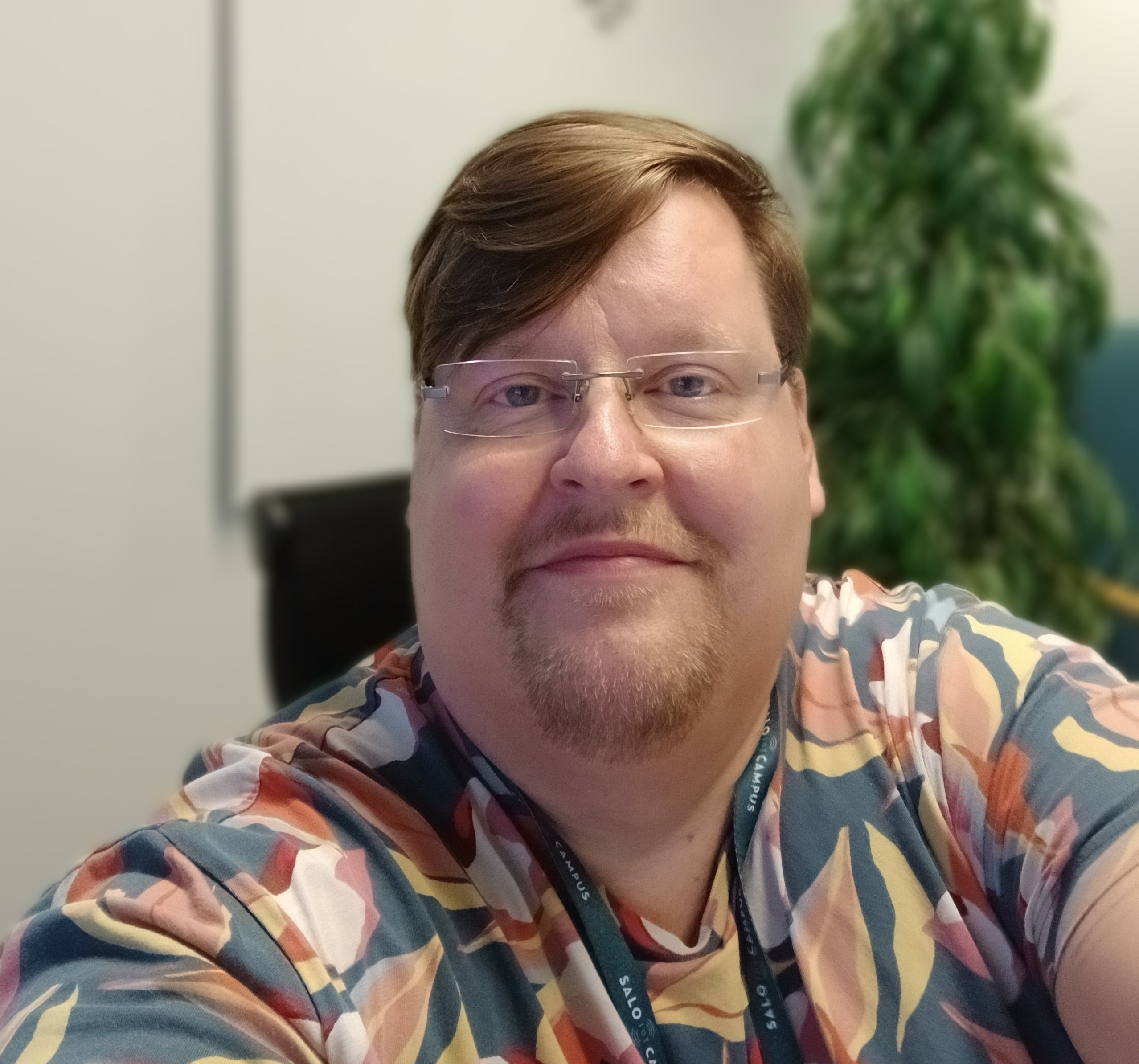 Ilpo Miettinen katsoo suoraan tietokoneen kameraan. Hän on lähihoitaja ja tekee työtä etänä.