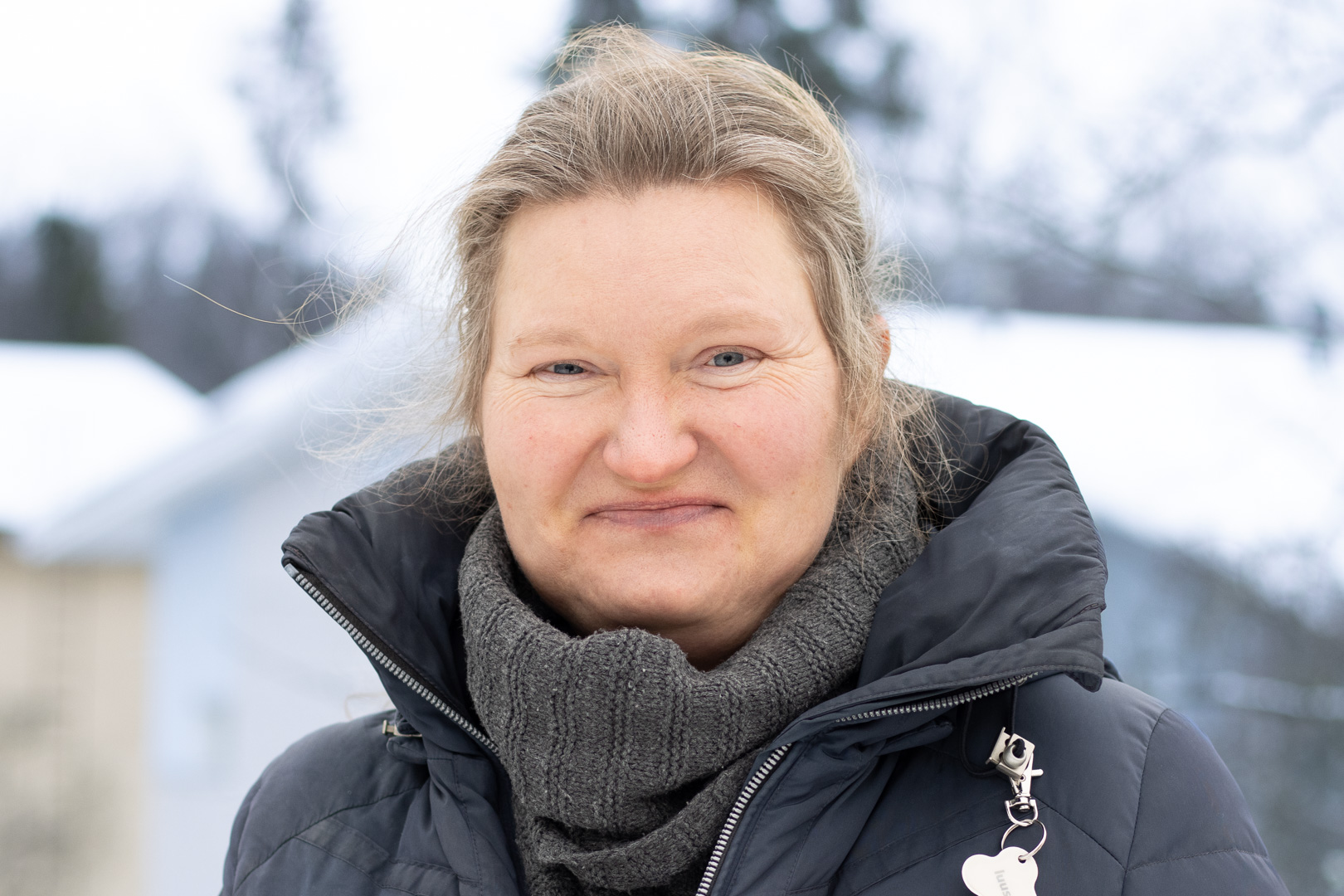 Nainen hymyilee ulkona talvipäivänä