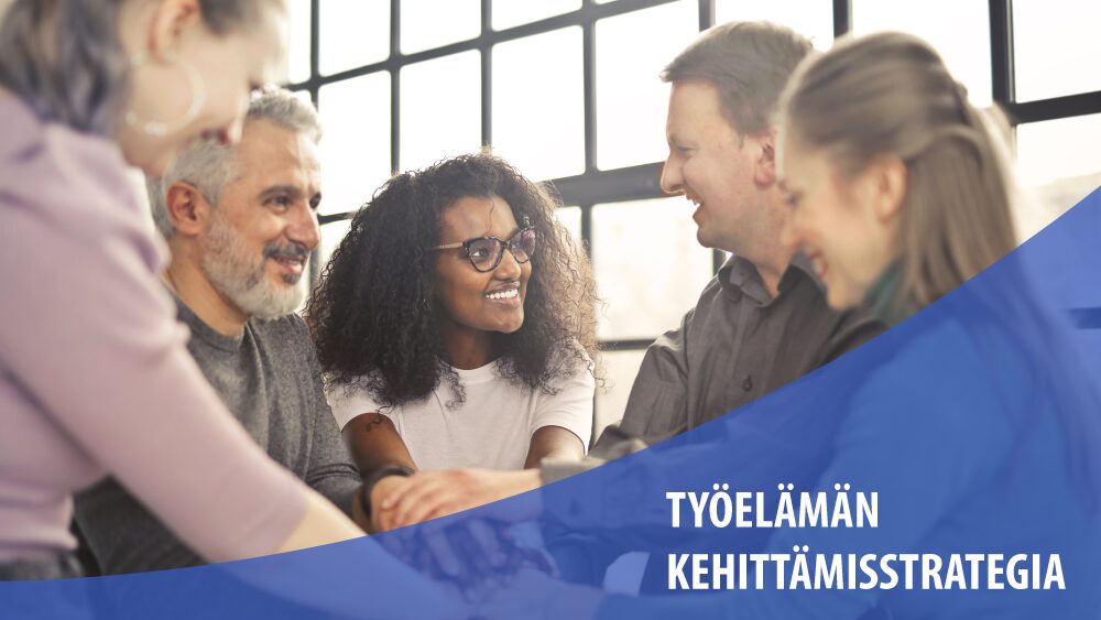 Hymyileviä henkilöitä Työelämän kehittämisstrategian mainoskuvassa.