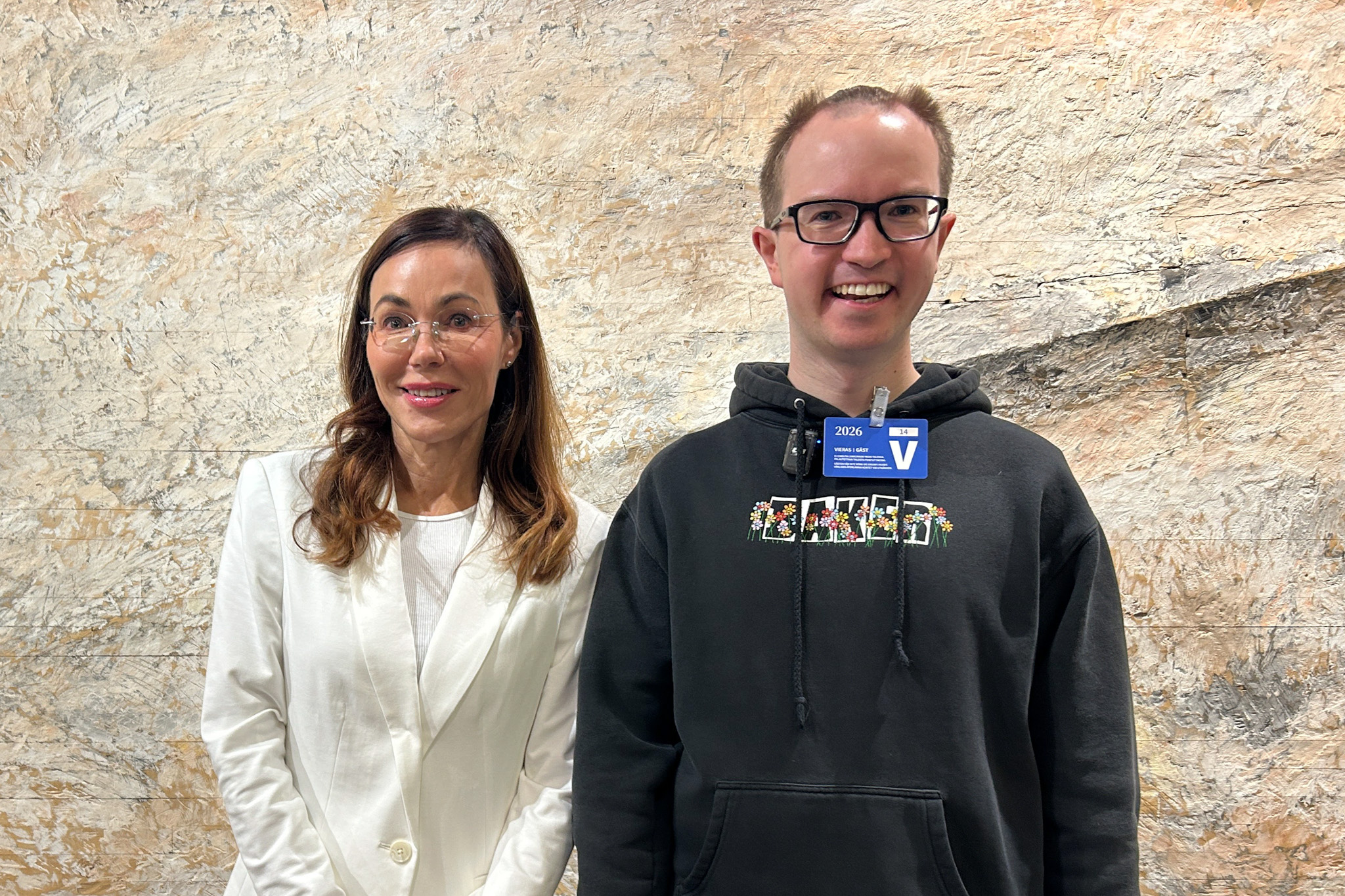 Ville Hotanen ja kansanedustaja Susanne Päivärinta katsovat kameraan hymyillen.