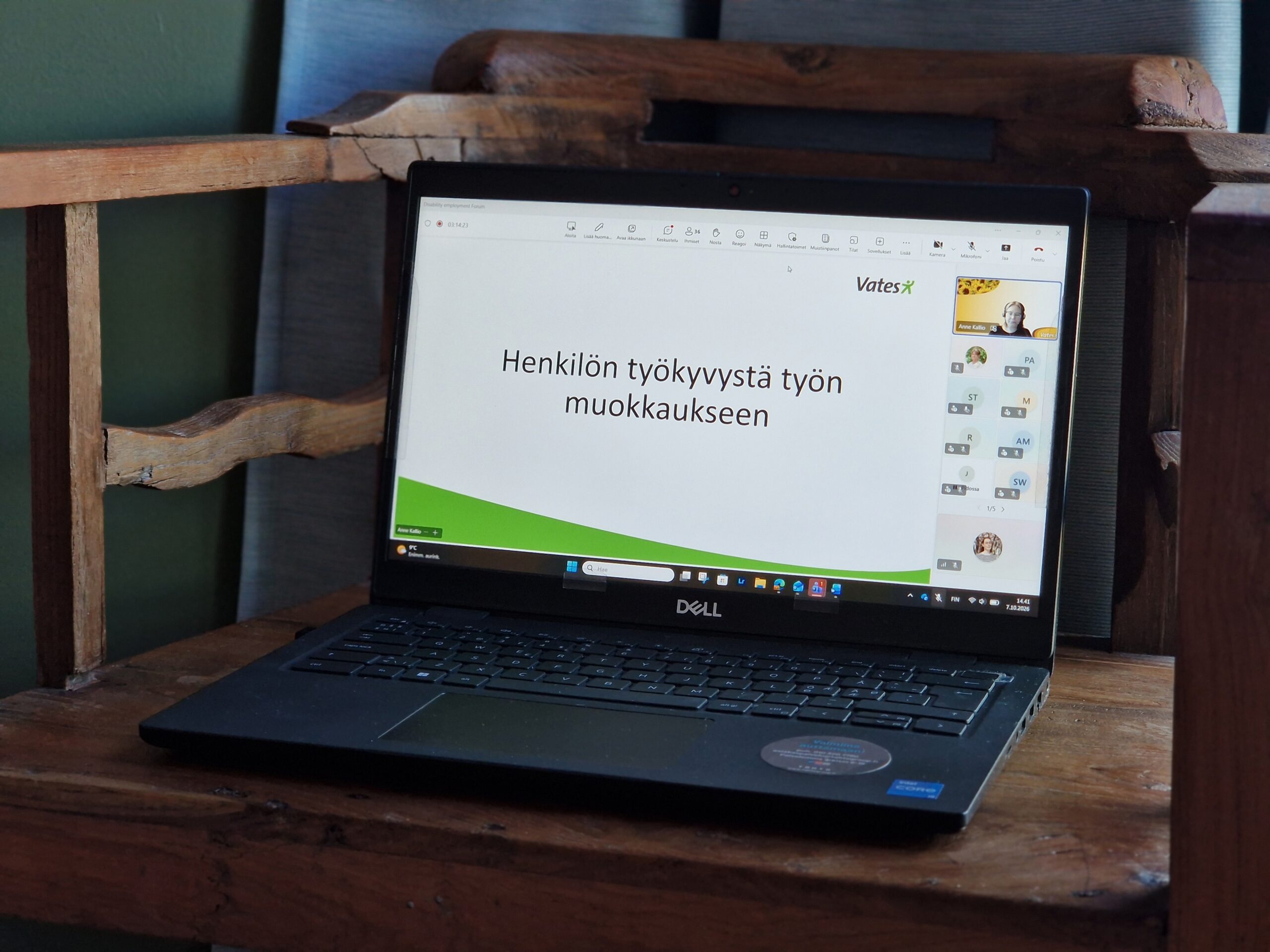 Tietokone aseteltuna tuolin päälle ja ruudulla DEF:n esityksen otsikko.